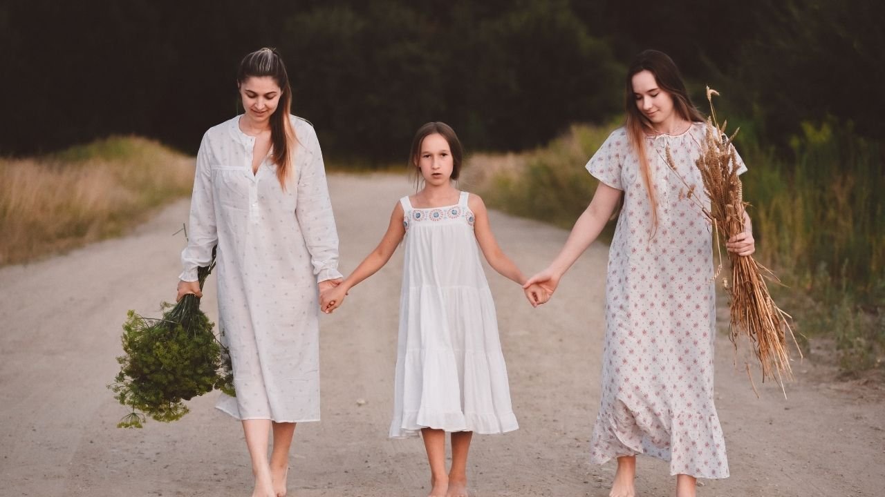 mulheres com camisola oversized branca e floral