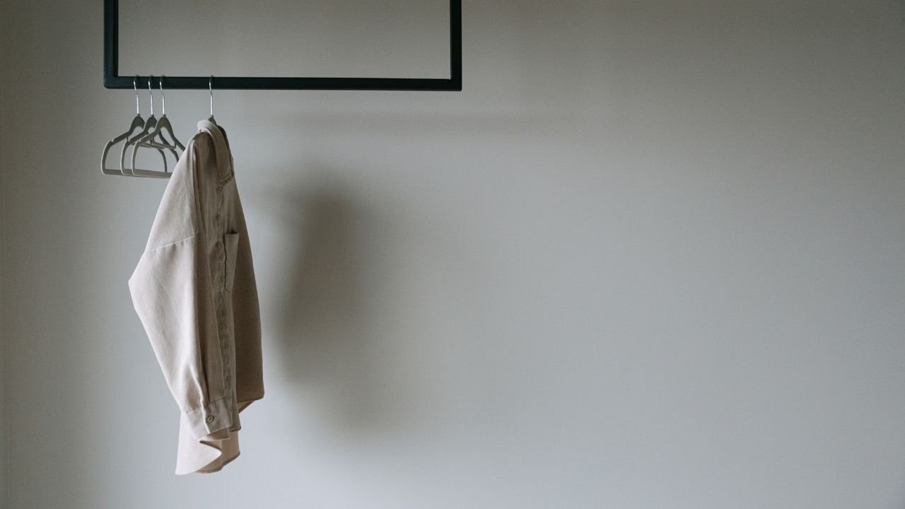 camisola oversized bege pendurada no cabide