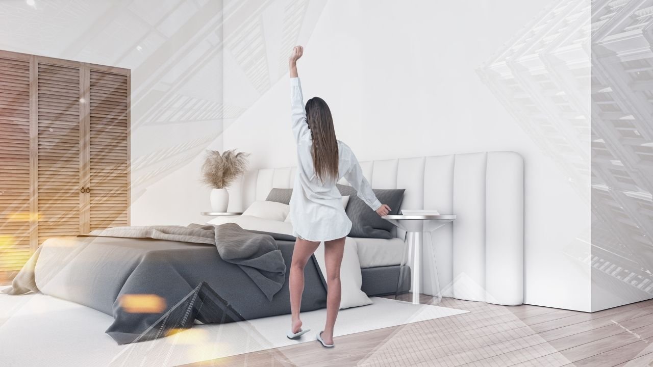 mulher de camisola oversized branca se espreguiçando no quarto