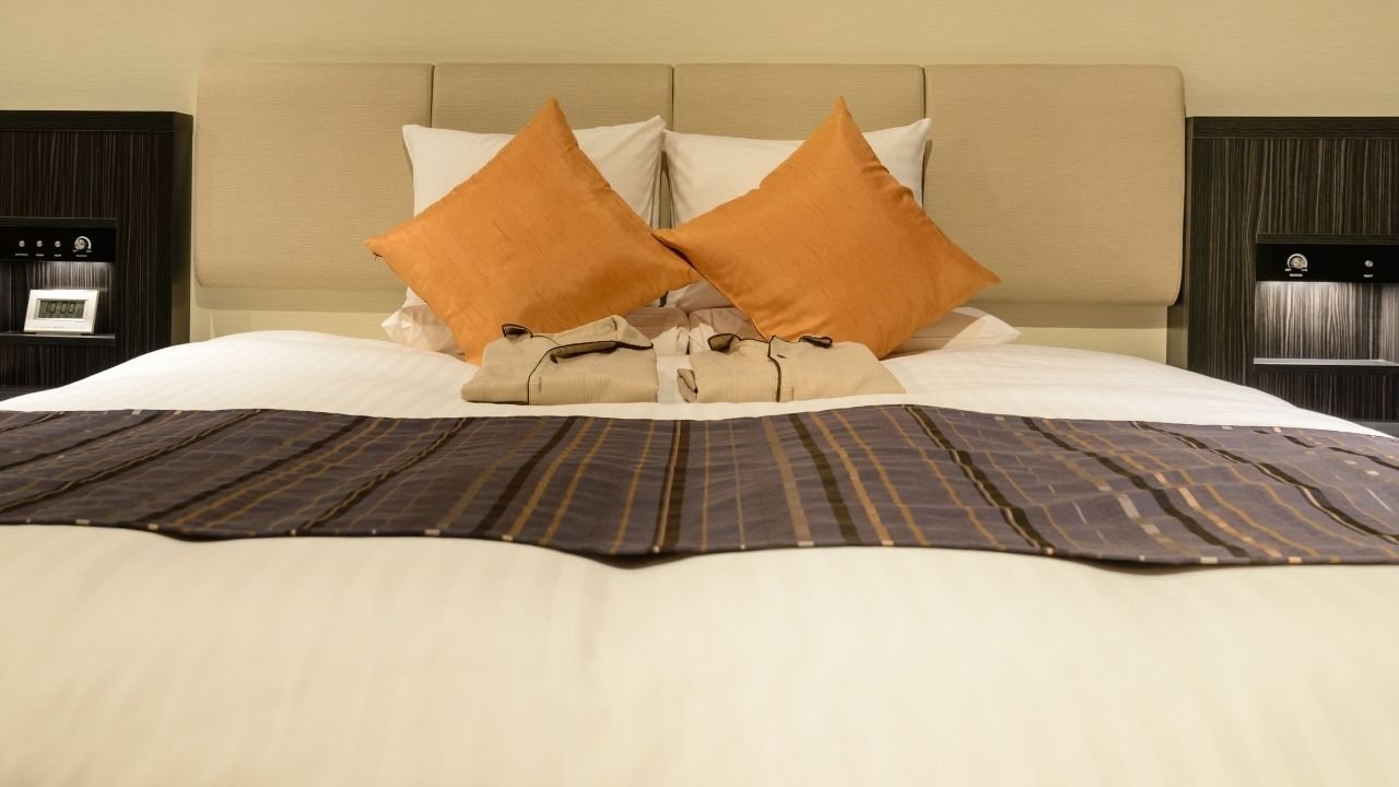 cama de hotel com camisola dobrada