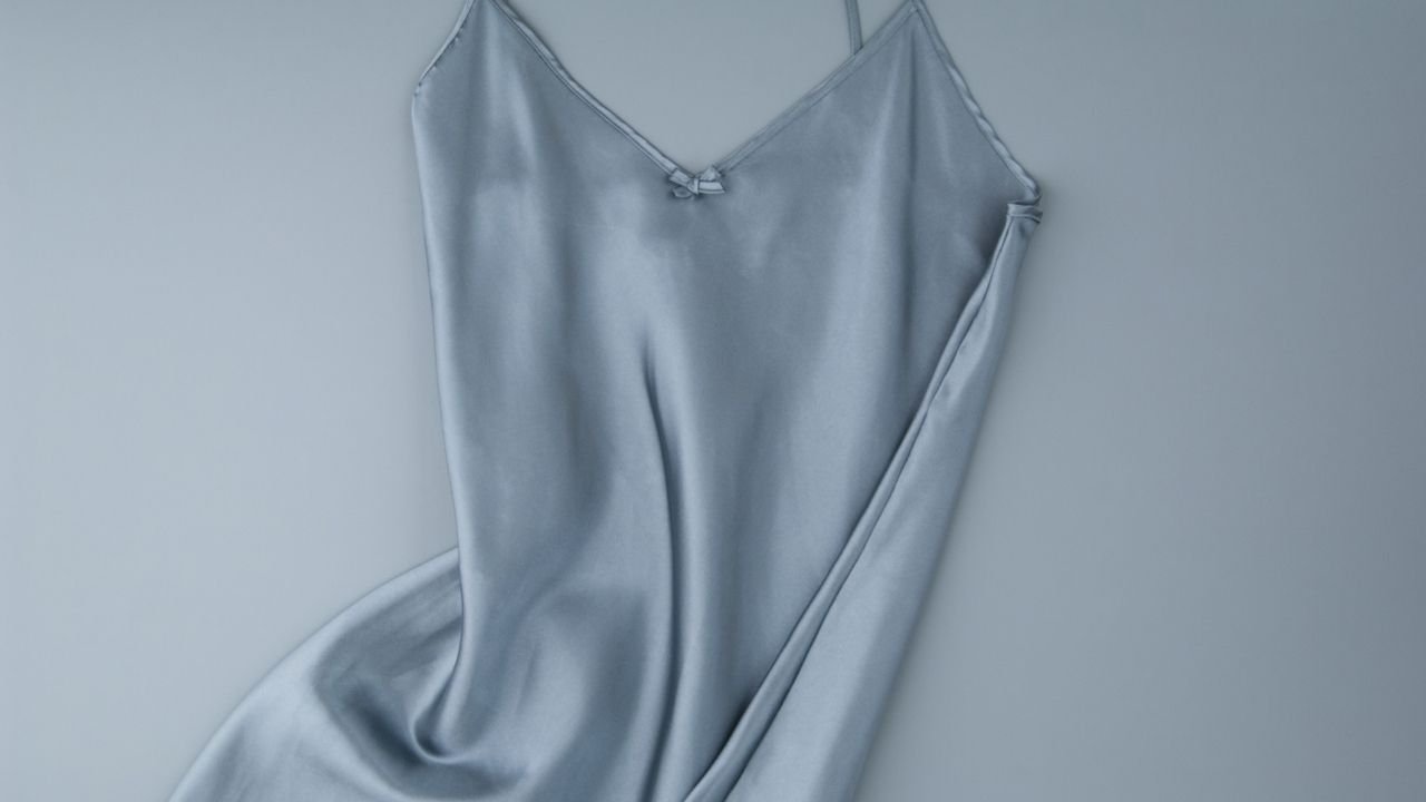 camisola oversized de cetim azul flatlay